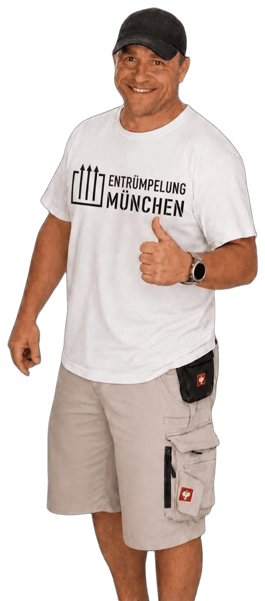 Entrümpelung München team member in a branded shirt giving a thumbs up