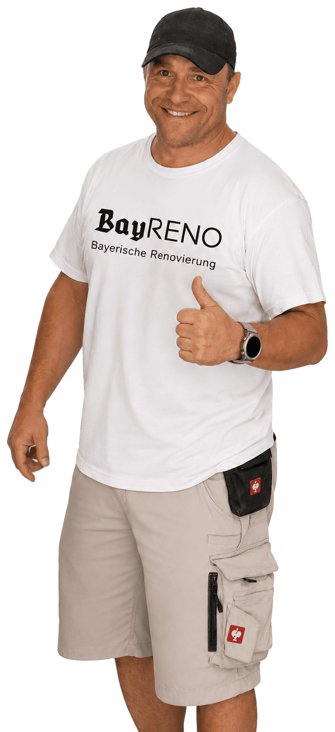 Mitarbeiter von BayReno im Team-Shirt mit Daumen nach oben